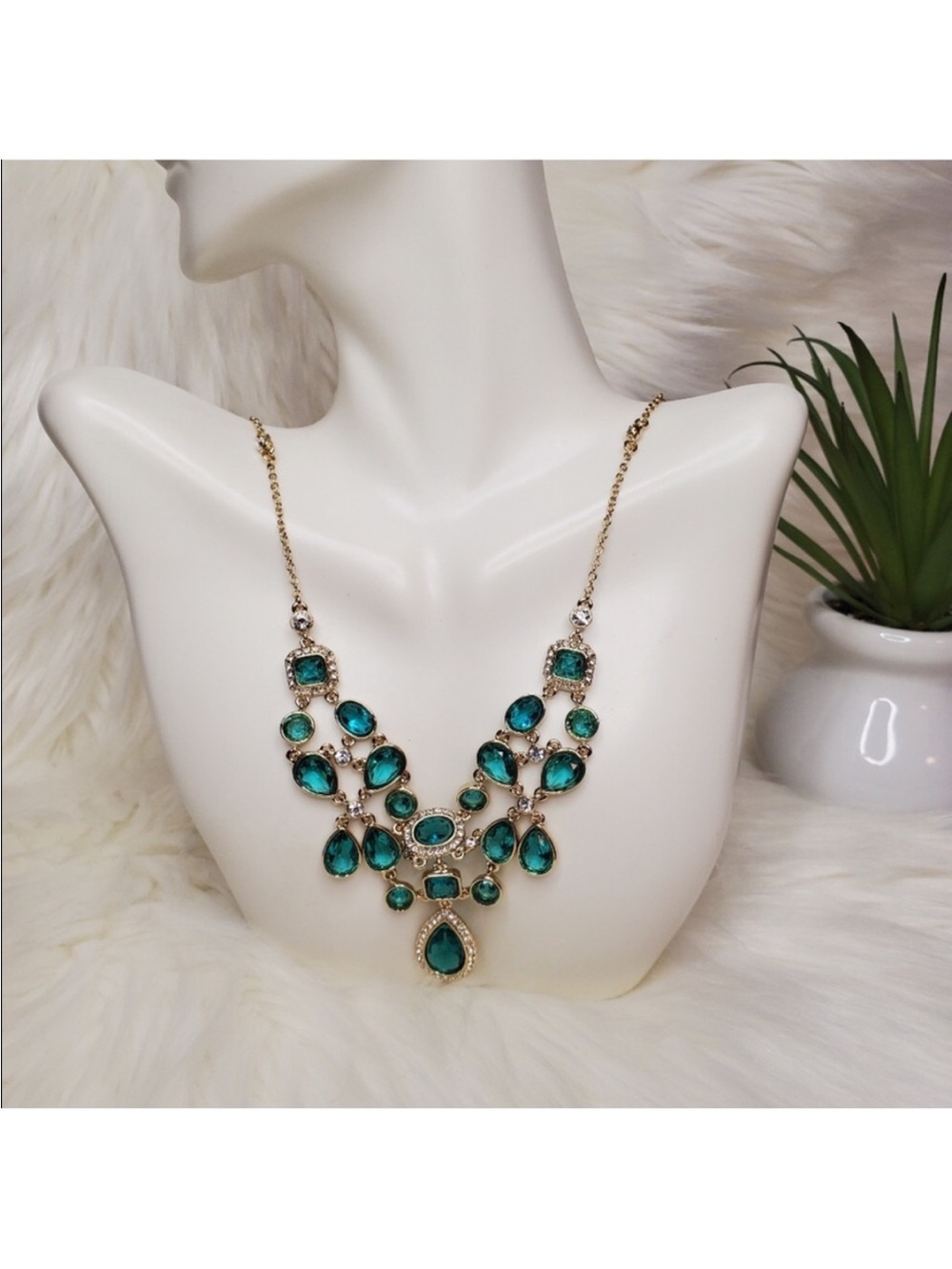 CAROLEE Gemstone Crystal Statement Necklace Gold - Picture 9 of 11